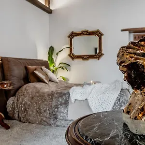 Trevi Fountain Stylish Apartment